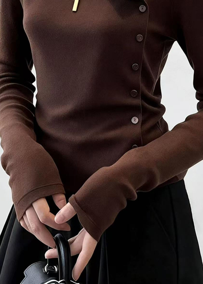 Schmal geschnittenes, kaffeefarbenes Rollkragen-T-Shirt aus Baumwolle mit Knöpfen für den Winter