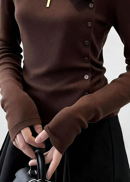 Schmal geschnittenes, kaffeefarbenes Rollkragen-T-Shirt aus Baumwolle mit Knöpfen für den Winter