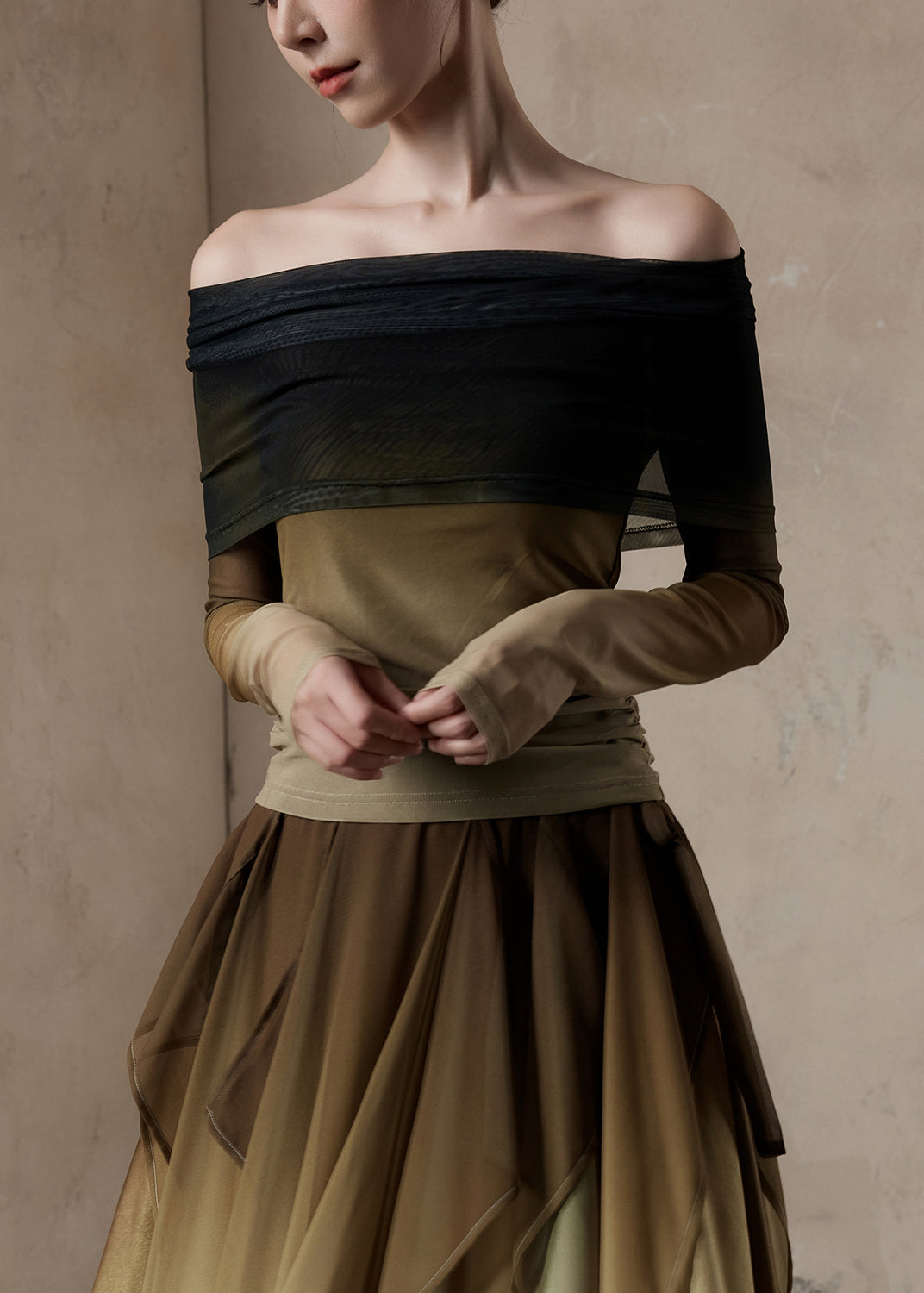 Camiseta de tul con cuello oblicuo y degradado de color, corte entallado, primavera