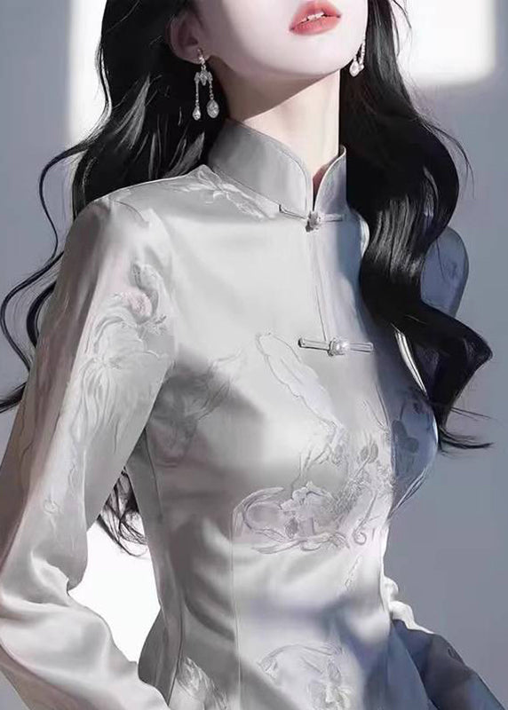 Tops con cuello alto gris ajustado y estampado de otoño