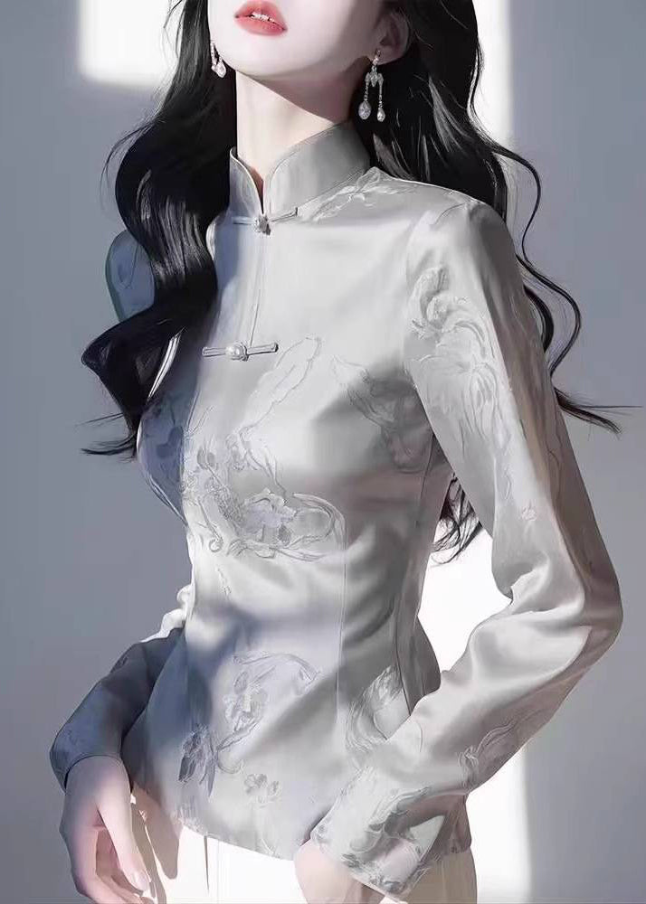 Tops con cuello alto gris ajustado y estampado de otoño