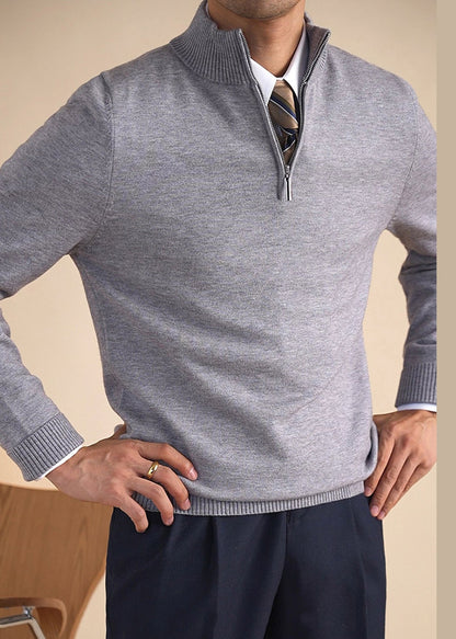 Schmal geschnittener, grauer Strickpullover für Herren mit Stehkragen und Reißverschluss, Winter