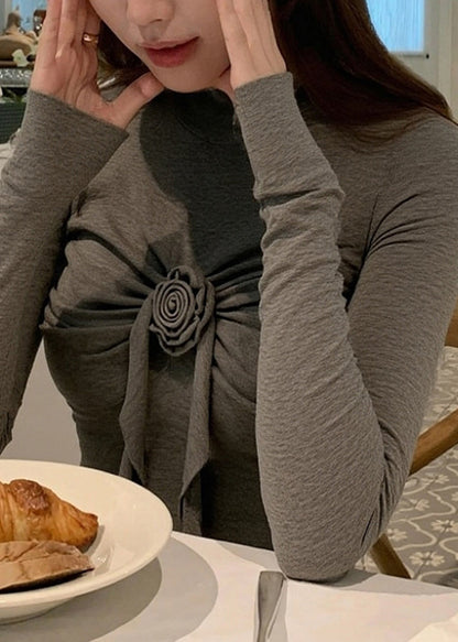 Schmal geschnittene graue Rollkragen-T-Shirts aus Baumwolle mit Blumenmuster für den Winter