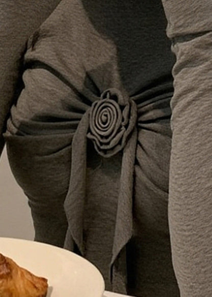 Schmal geschnittene graue Rollkragen-T-Shirts aus Baumwolle mit Blumenmuster für den Winter