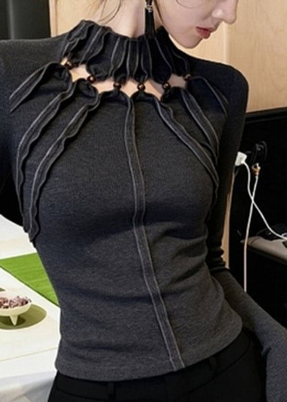 Top gris de cuello alto ajustado y calado para primavera