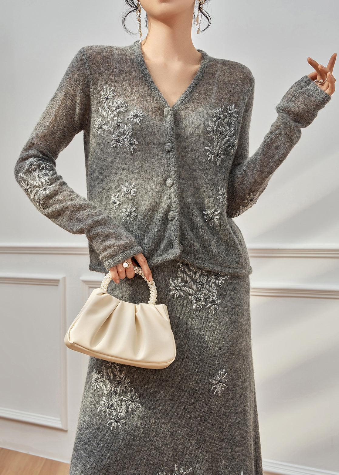 Schmal geschnittenes, graues Strick-Zweiteiler-Set mit V-Ausschnitt, Stickerei und Knöpfen für den Herbst