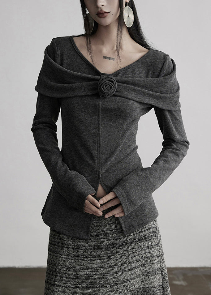 Camisetas de algodón con cuello en V y estampado floral en gris de corte entallado para primavera.