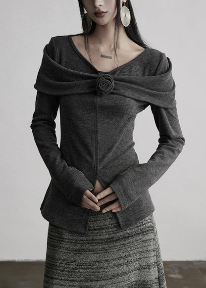 Camisetas de algodón con cuello en V y estampado floral en gris de corte entallado para primavera.