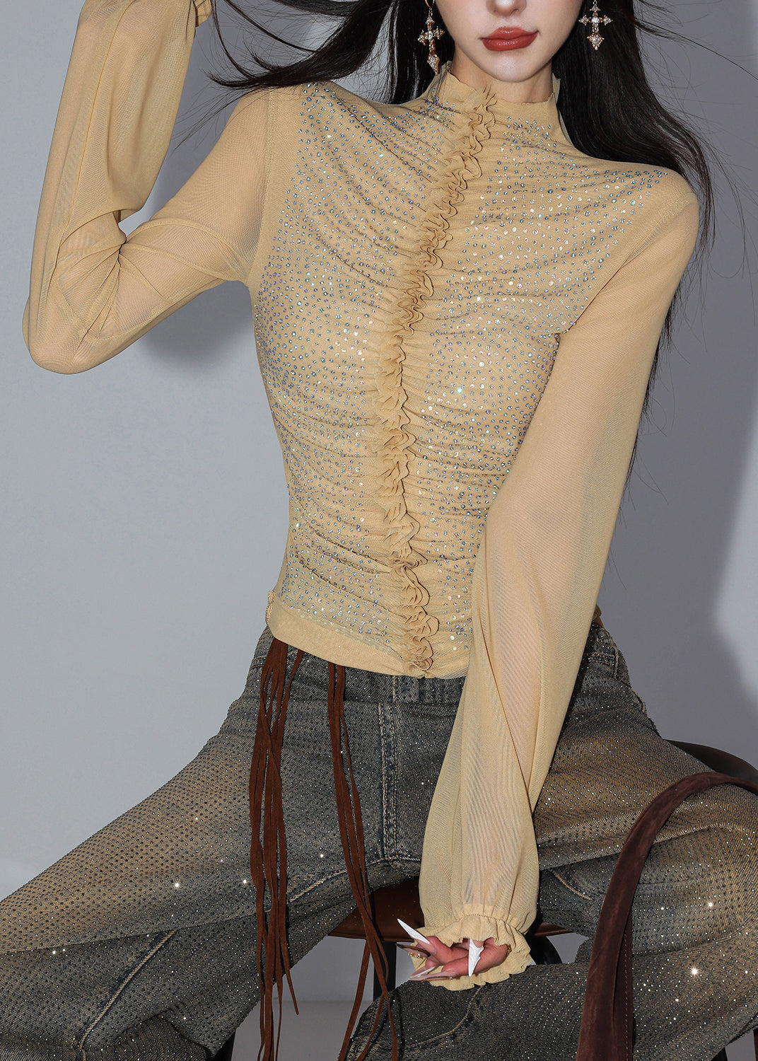 Camisa de tul con patchwork de lentejuelas y cuello alto color caqui claro de corte entallado para primavera
