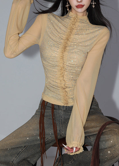 Camisa de tul con patchwork de lentejuelas y cuello alto color caqui claro de corte entallado para primavera