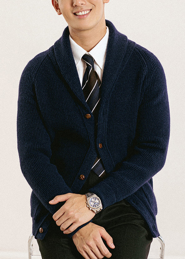 Schmal geschnittene, marineblaue Herren-Strickjacke mit Peter-Pan-Kragen und Knöpfen, Frühling