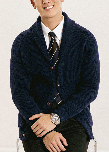 Schmal geschnittene, marineblaue Herren-Strickjacke mit Peter-Pan-Kragen und Knöpfen, Frühling