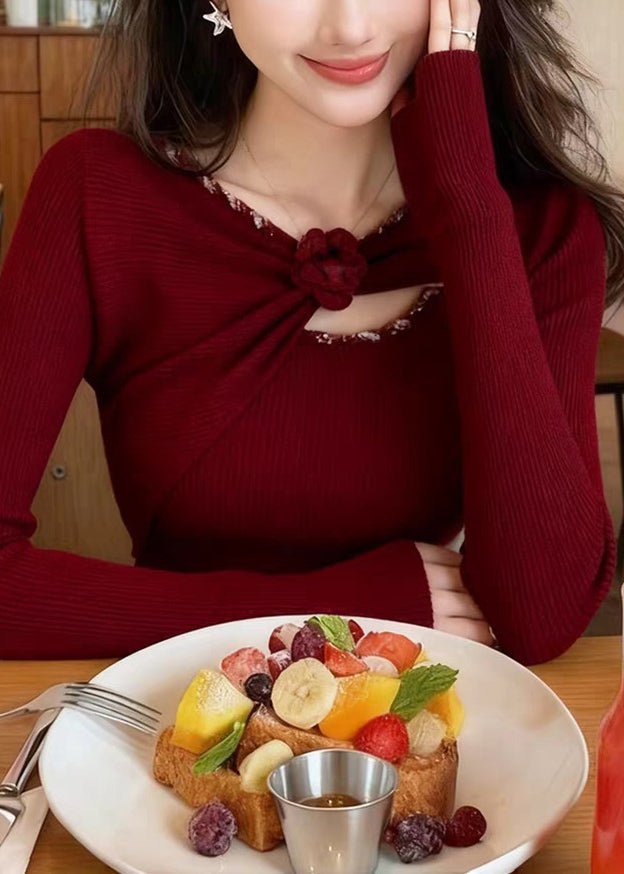 Schmal geschnittener, einfarbiger Strickpullover mit Blumenmuster in Haferflockenfarbe für den Frühling