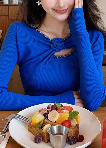 Schmal geschnittener, einfarbiger Strickpullover mit Blumenmuster in Haferflockenfarbe für den Frühling