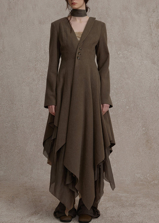 Schmal geschnittenes, olivgrünes langes Kleid mit V-Ausschnitt und Knöpfen für den Herbst