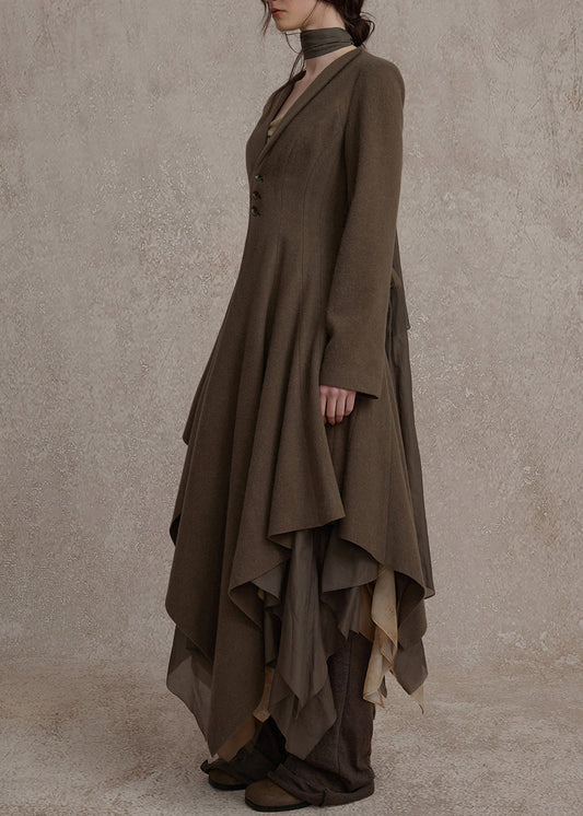 Schmal geschnittenes, olivgrünes langes Kleid mit V-Ausschnitt und Knöpfen für den Herbst