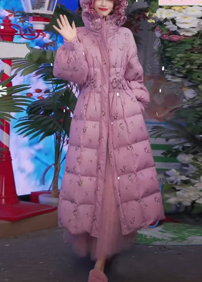 Abrigo largo de invierno de plumón de pato con abertura lateral y estampado de volantes y capucha de color rosa ajustado