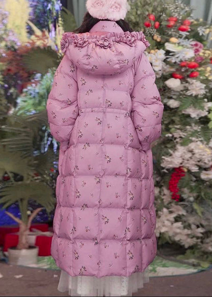 Abrigo largo de invierno de plumón de pato con abertura lateral y estampado de volantes y capucha de color rosa ajustado
