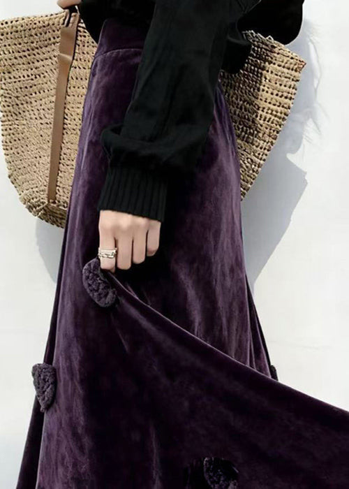 Schmal geschnittener, lila Rüschenrock mit Blumenmuster aus Seidensamt mit hohem Bund für den Winter