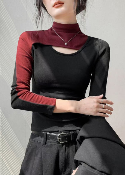 Schmal geschnittenes rotes T-Shirt aus Baumwolle mit hohem Kragen, Patchwork-Details und Lochmuster, Frühlingsform