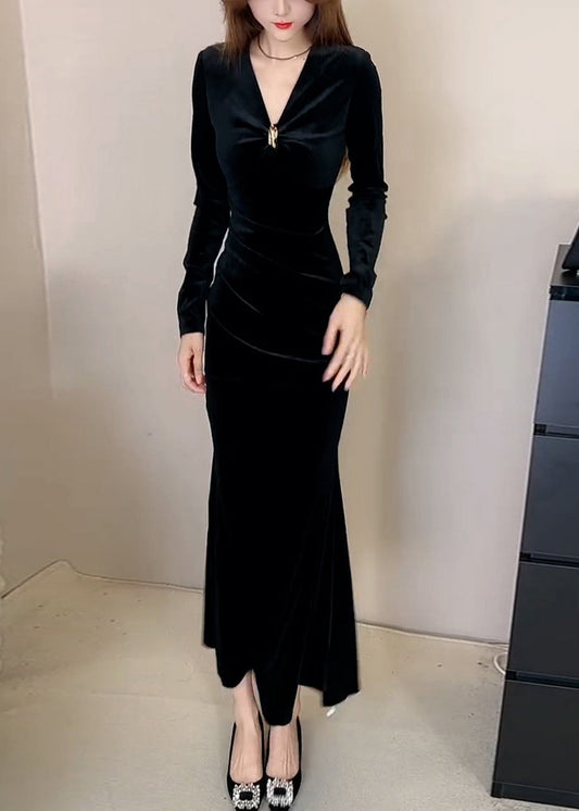 Schmal geschnittenes, rotes, langes Seidensamtkleid mit V-Ausschnitt und hoher Taille für den Winter