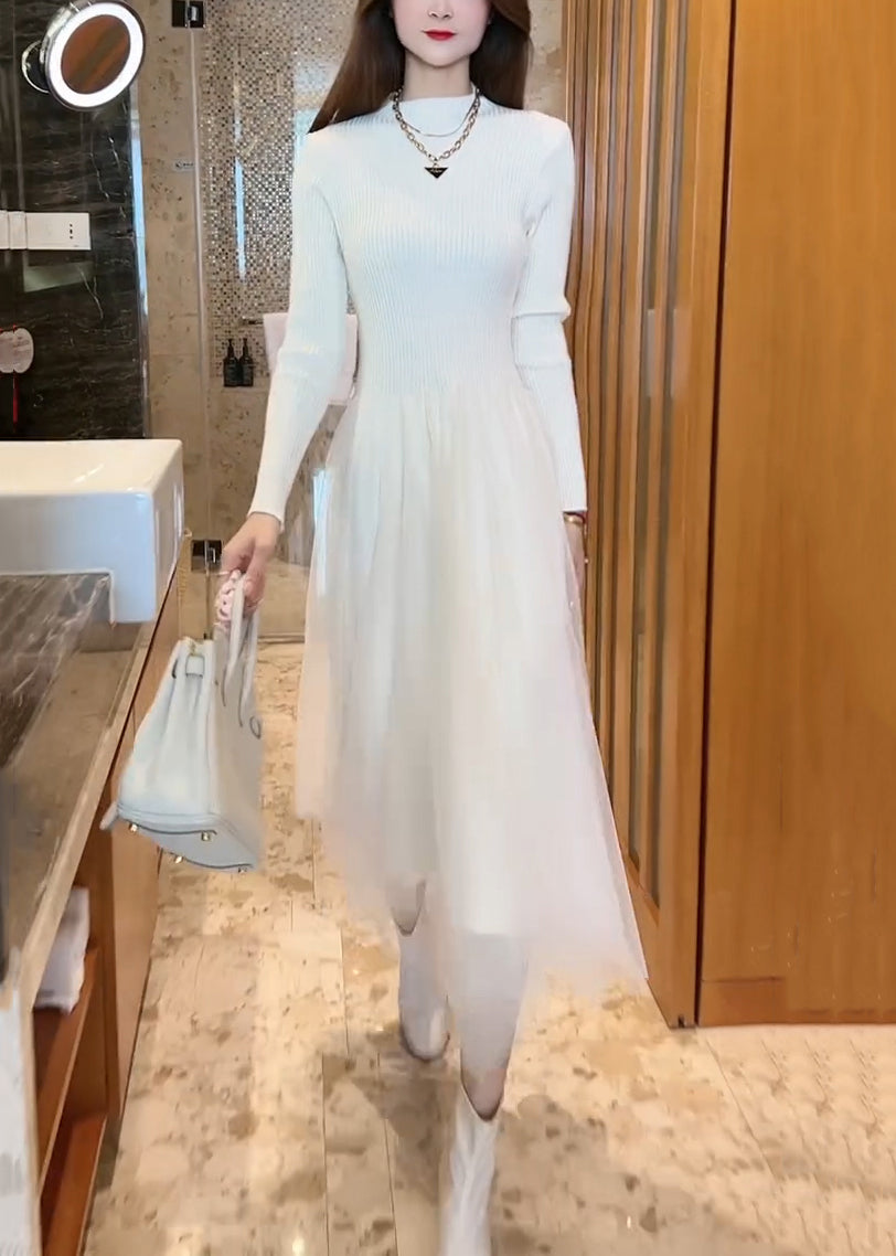 Schmal geschnittenes, langes, weißes Strickkleid mit Rundhalsausschnitt und Tüll-Patchwork-Muster