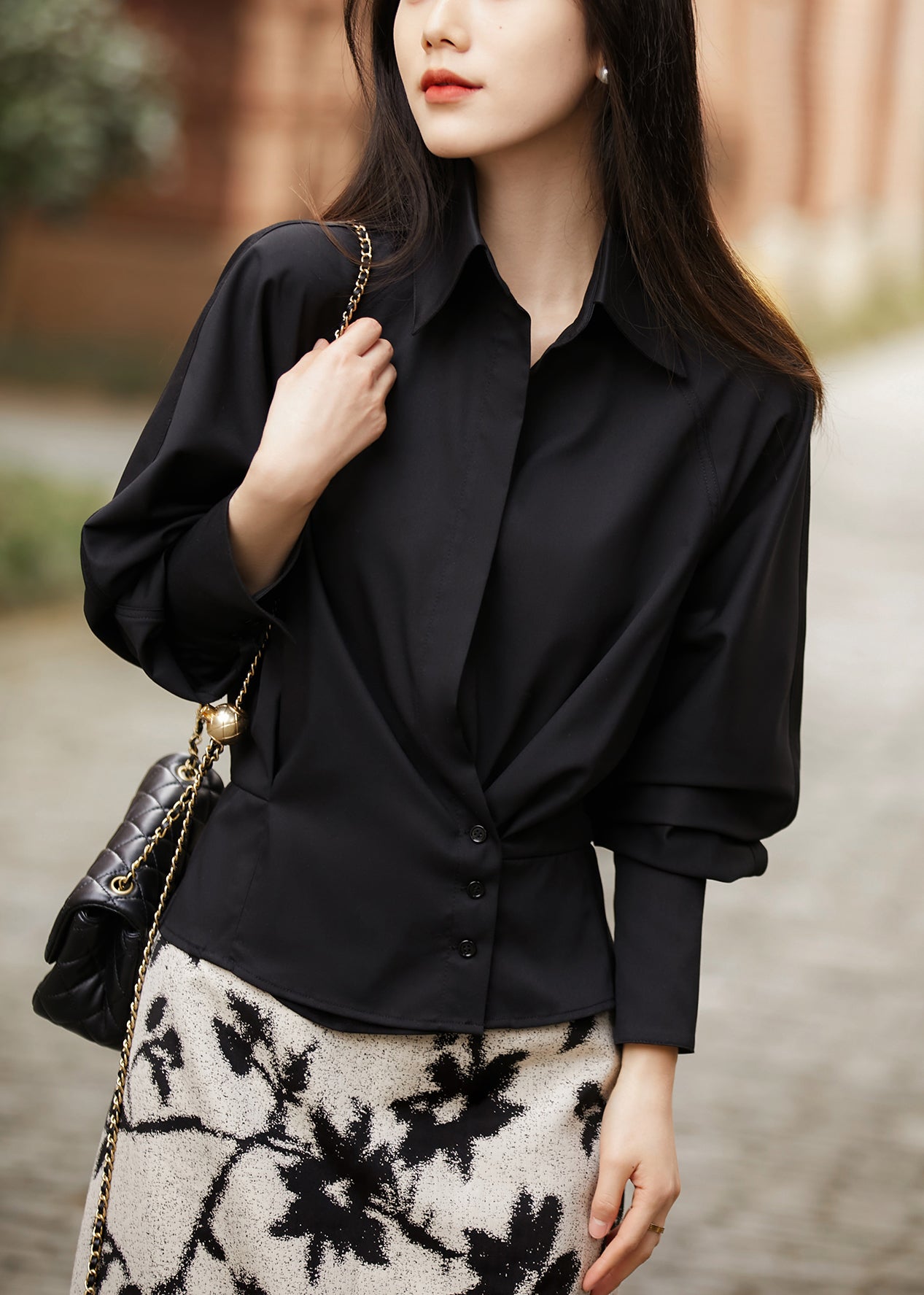 Camisa de algodón blanca de corte entallado con cuello Peter Pan y botones para primavera