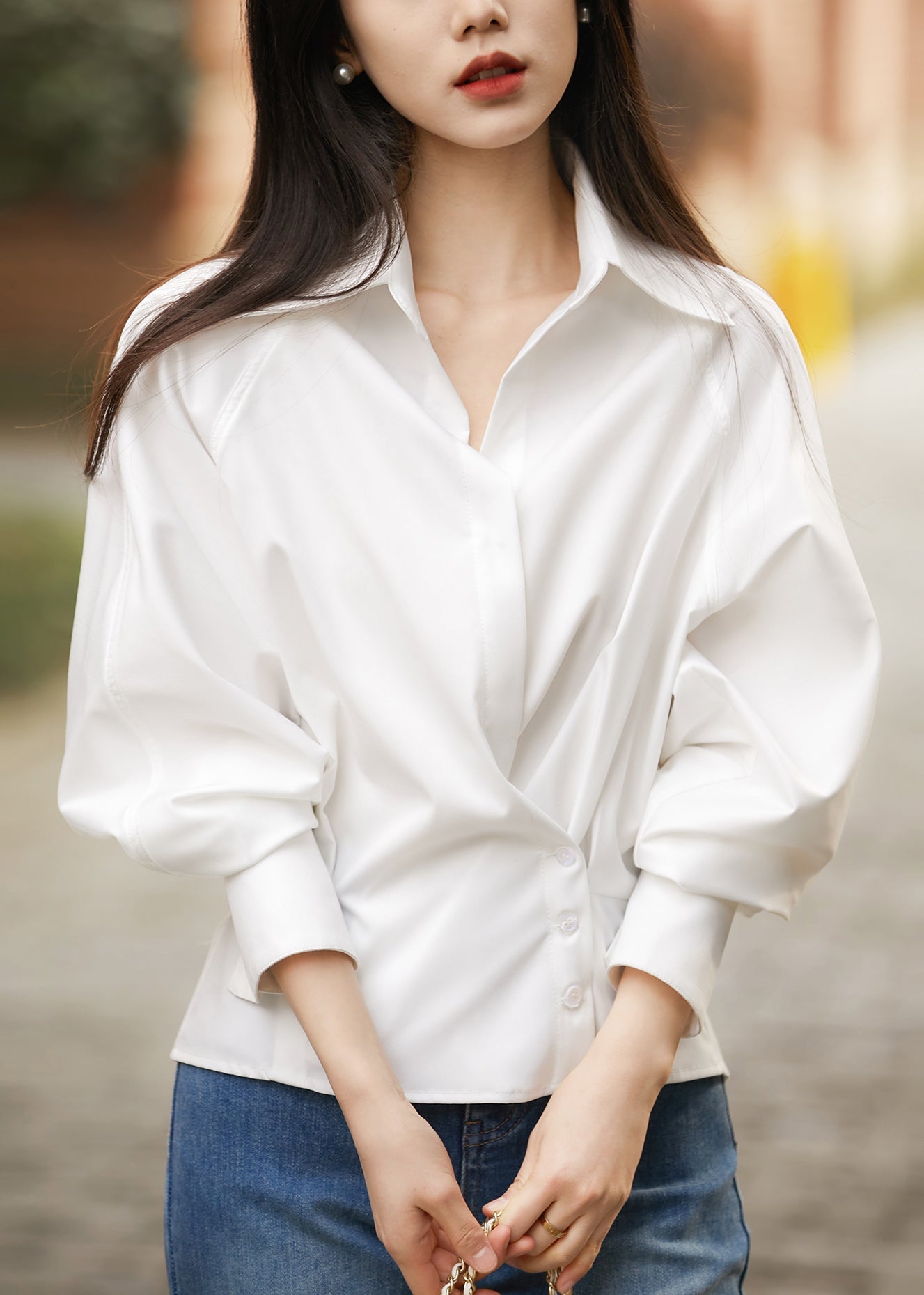 Camisa de algodón blanca de corte entallado con cuello Peter Pan y botones para primavera