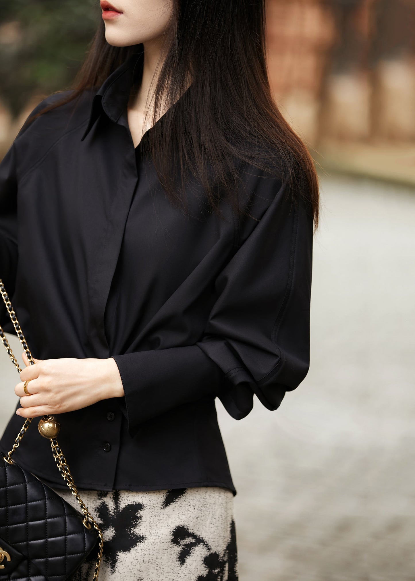 Camisa de algodón blanca de corte entallado con cuello Peter Pan y botones para primavera