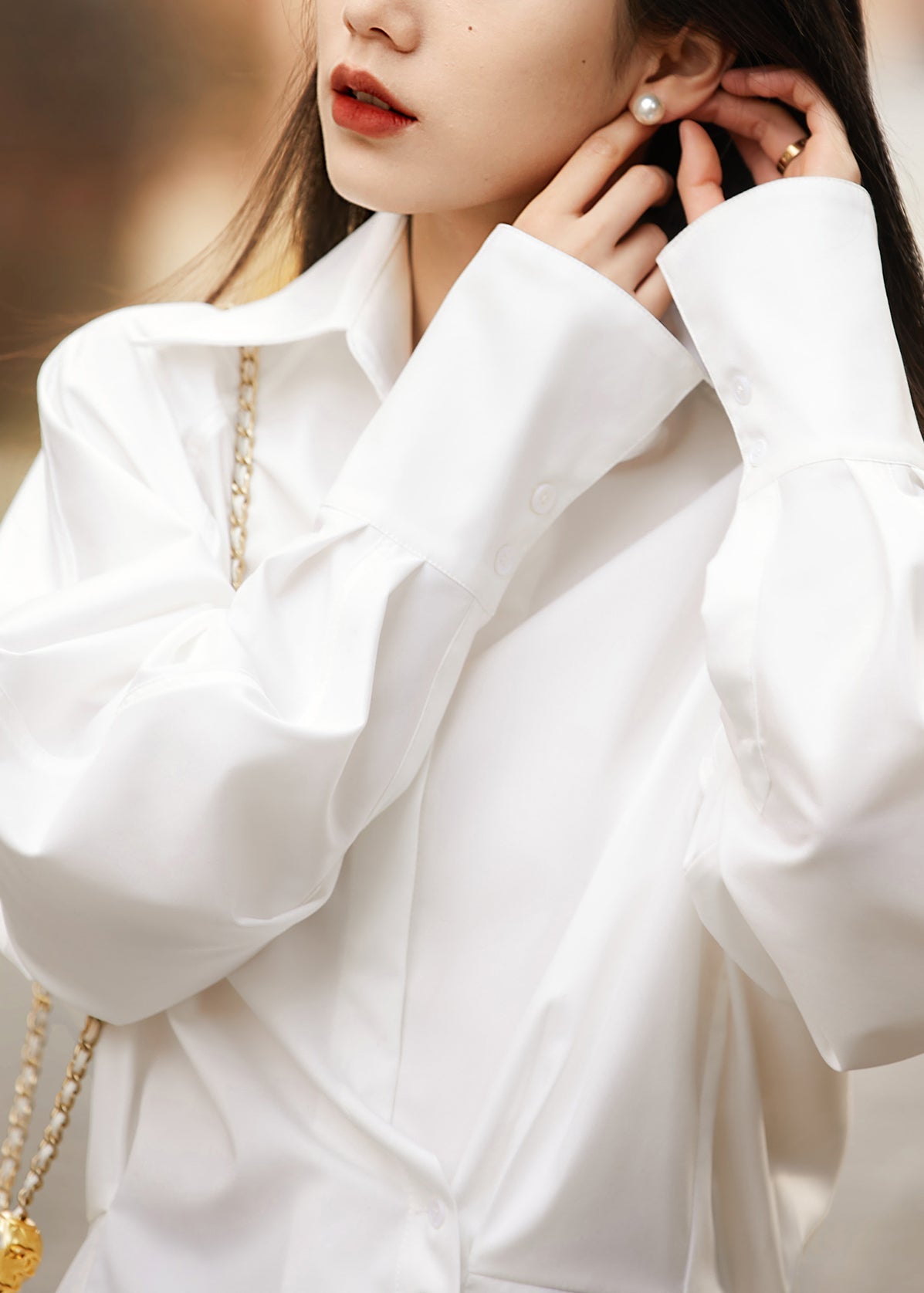 Camisa de algodón blanca de corte entallado con cuello Peter Pan y botones para primavera