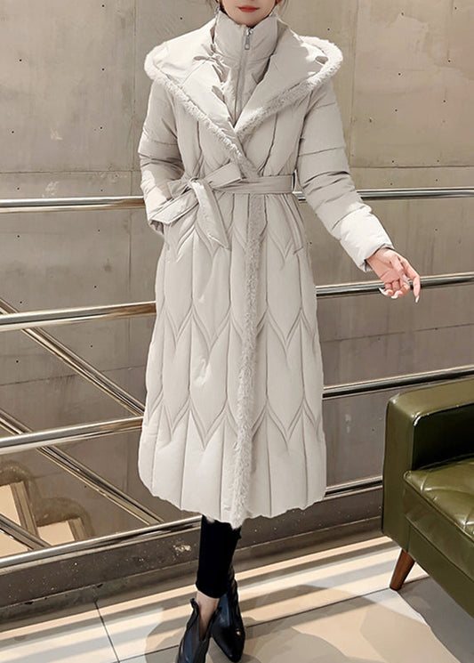 Parka larga de invierno con cremallera y cuello alto blanca de corte entallado