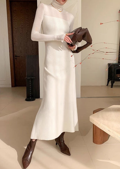 Vestido largo de punto liso con cuello alto blanco y corte entallado para invierno