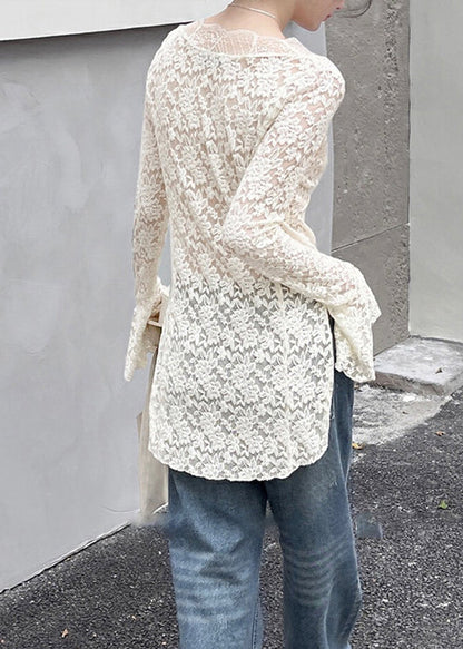 Top de encaje calado con escote en V blanco ajustado y mangas acampanadas