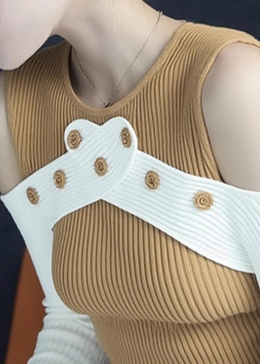 Schmal geschnittene gelbe Patchwork-Strickpullover mit Cut-Out-Schultern für den Frühling