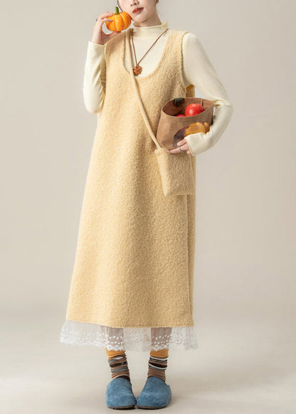 Schmal geschnittenes, gelbes Zweiteiler-Set aus Wolle mit U-Ausschnitt und offener Rückseite, gefertigt aus Spitze und Patchwork, für den Frühling