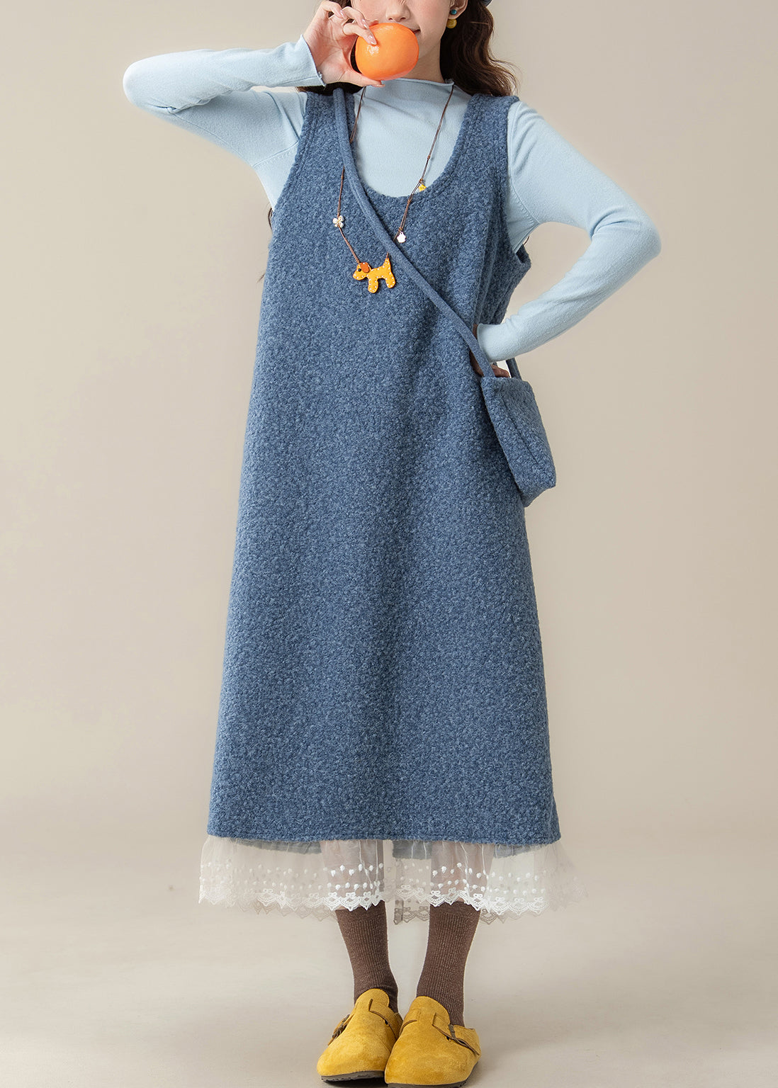 Schmal geschnittenes, gelbes Zweiteiler-Set aus Wolle mit U-Ausschnitt und offener Rückseite, gefertigt aus Spitze und Patchwork, für den Frühling