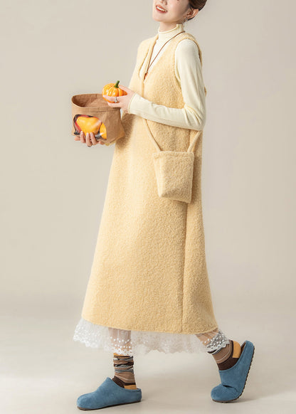 Schmal geschnittenes, gelbes Zweiteiler-Set aus Wolle mit U-Ausschnitt und offener Rückseite, gefertigt aus Spitze und Patchwork, für den Frühling