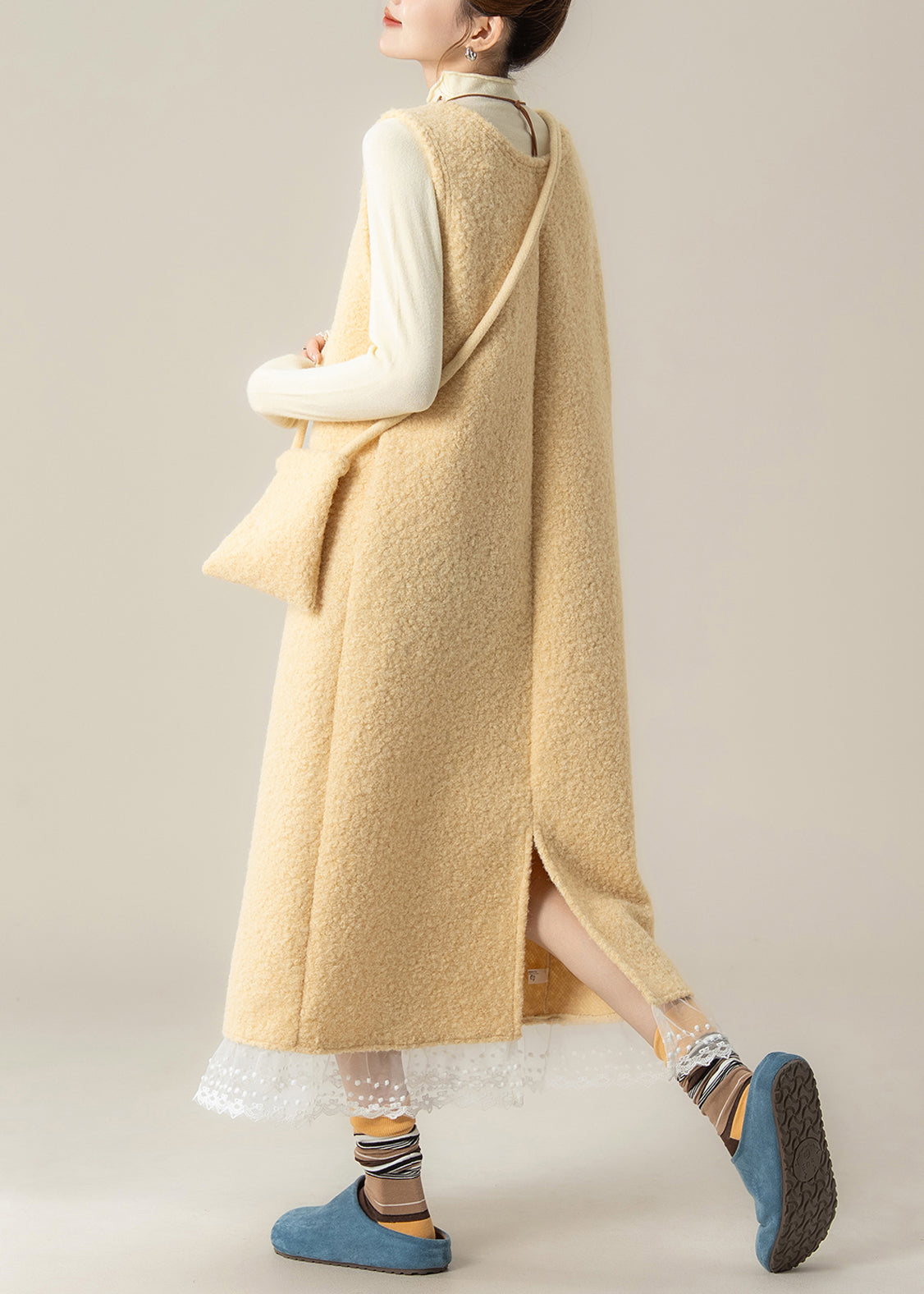 Schmal geschnittenes, gelbes Zweiteiler-Set aus Wolle mit U-Ausschnitt und offener Rückseite, gefertigt aus Spitze und Patchwork, für den Frühling