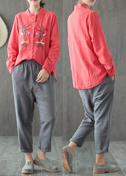 Bluse mit Stehkragen und Frühlingsstickerei und unregelmäßigem Saum