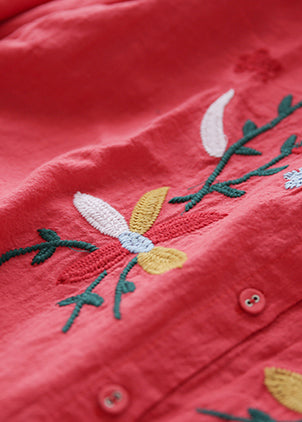 Bluse mit Stehkragen und Frühlingsstickerei und unregelmäßigem Saum