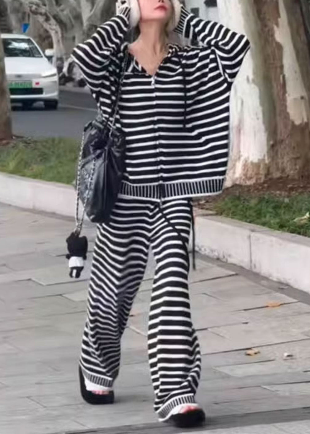 Gestreiftes, schwarzes Strick-Zweiteiler-Set mit Kapuze und Reißverschluss für den Herbst