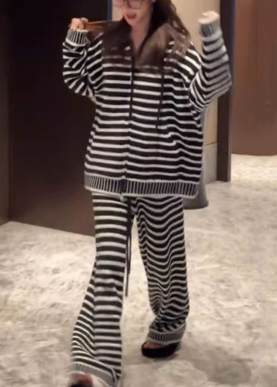 Gestreiftes, schwarzes Strick-Zweiteiler-Set mit Kapuze und Reißverschluss für den Herbst