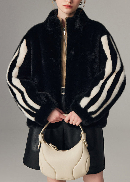 Gestreifter schwarzer Stehkragenmantel mit Reißverschluss aus Nerzhaar für den Winter