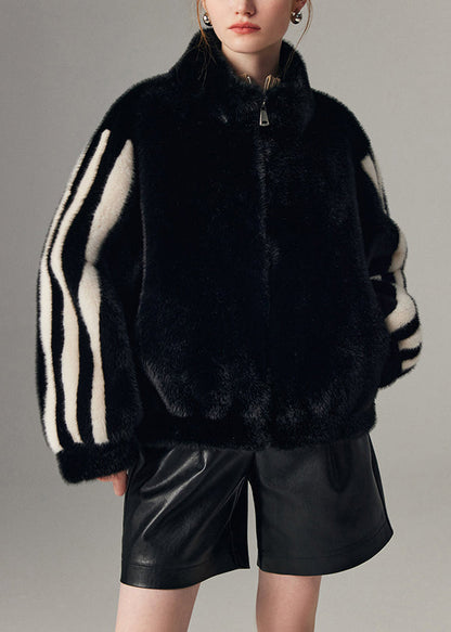 Gestreifter schwarzer Stehkragenmantel mit Reißverschluss aus Nerzhaar für den Winter