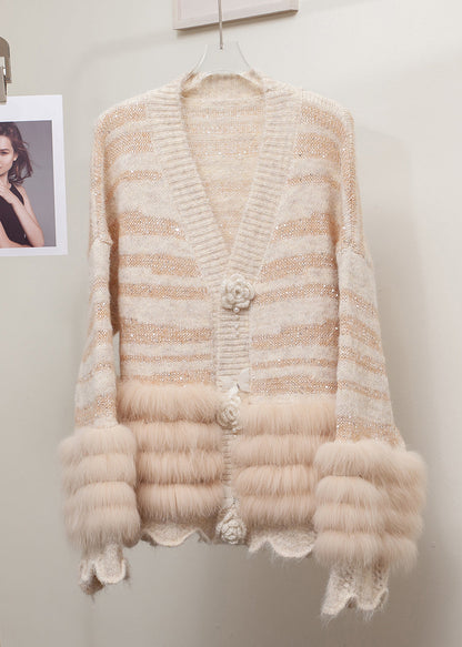 Gestreifte graue Strickjacken mit Blumenmuster und Fuchspelz-Patchwork für den Winter