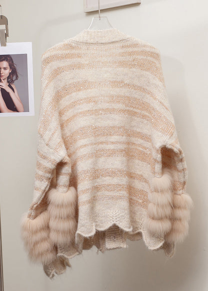 Gestreifte graue Strickjacken mit Blumenmuster und Fuchspelz-Patchwork für den Winter