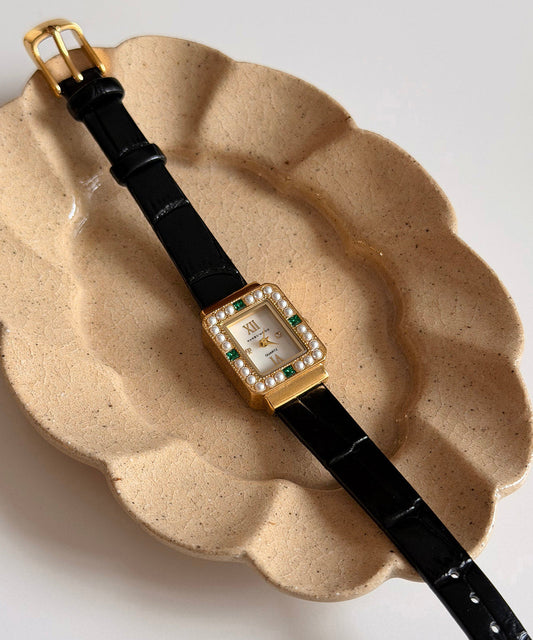 Style Black Leather Zircon Shell Quartz Movement Watches