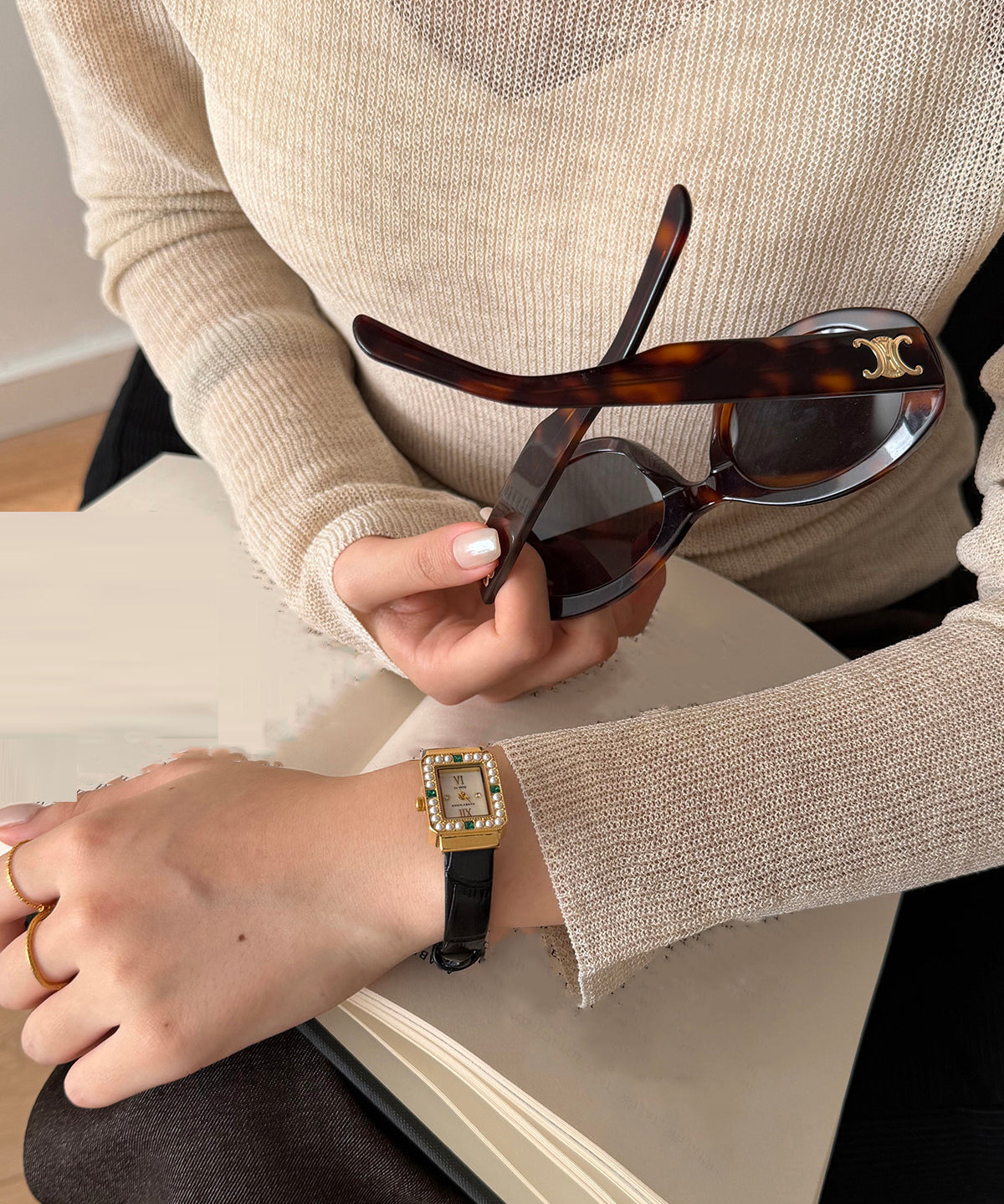 Style Black Leather Zircon Shell Quartz Movement Watches
