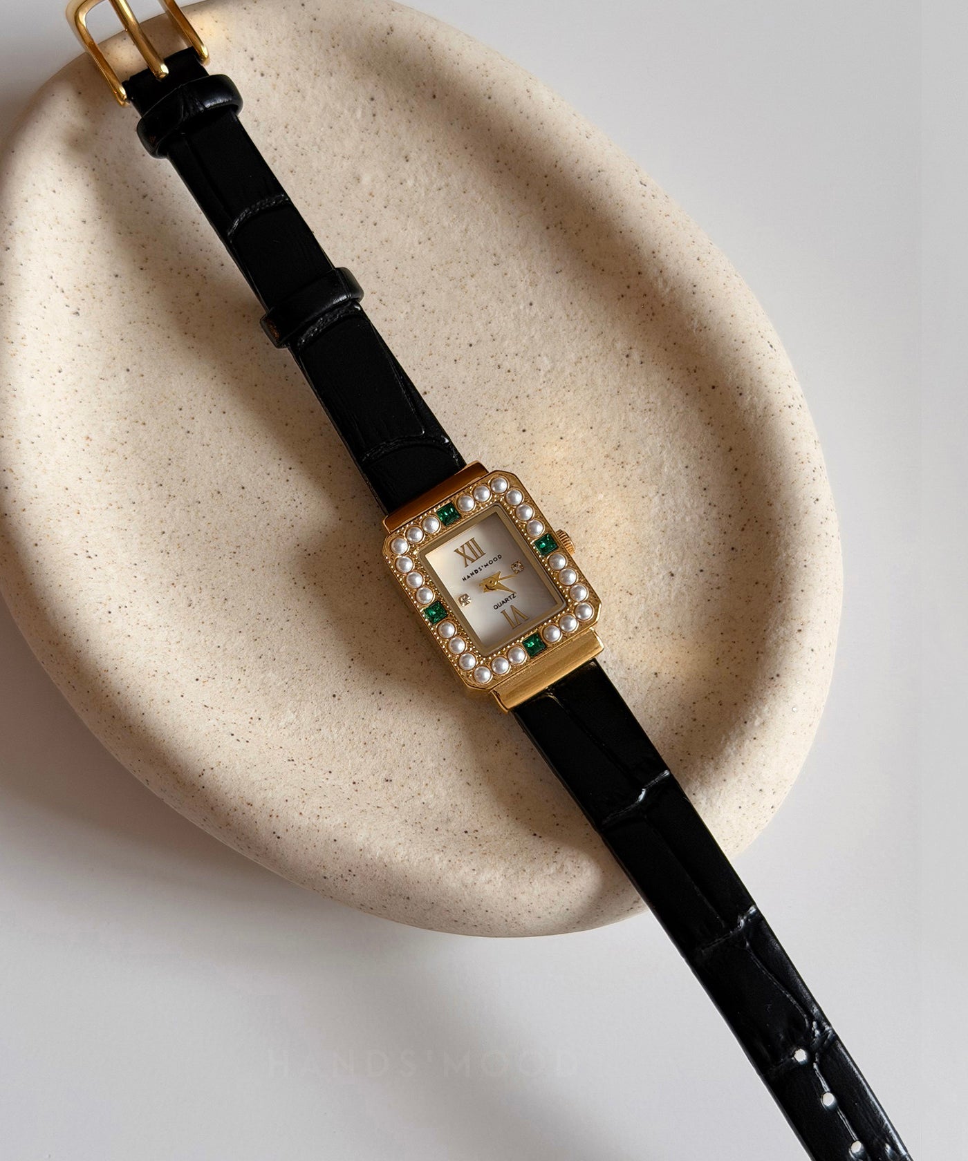 Style Black Leather Zircon Shell Quartz Movement Watches