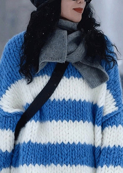 Suéter de punto de algodón a rayas acogedor con cuello redondo azul y manga larga